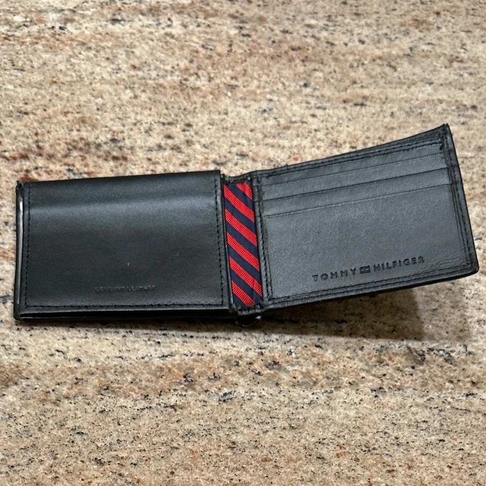 🦋 Tommy Hilfiger mens bifold wallet - black 🦋